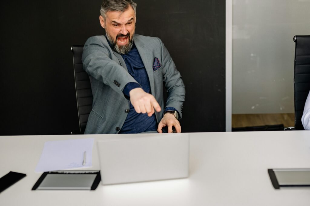 비판이나 지적에 지나치게 화내는 동료